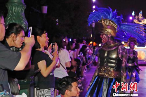 上海迪士尼乐园特别呈现夜间巡游。 殷立勤 摄 上海迪士尼乐园特别呈现夜间巡游。 殷立勤 摄