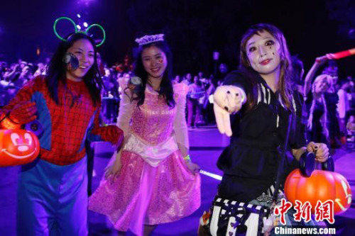 上海迪士尼乐园特别呈现夜间巡游。 殷立勤 摄 上海迪士尼乐园特别呈现夜间巡游。 殷立勤 摄