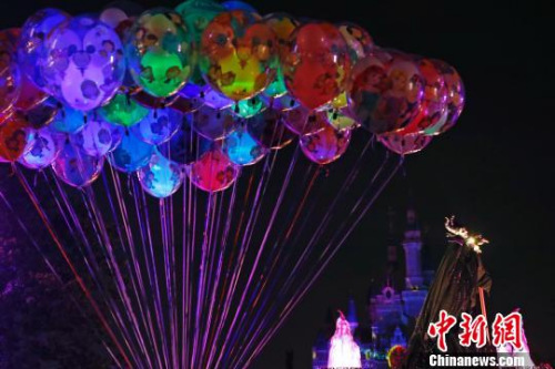 上海迪士尼乐园特别呈现夜间巡游。 殷立勤 摄 上海迪士尼乐园特别呈现夜间巡游。 殷立勤 摄