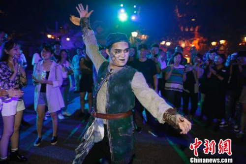 上海迪士尼乐园宝藏湾的“幽灵海盗们”随时出现在游客的身边。　殷立勤 摄