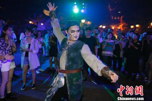 上海迪士尼乐园宝藏湾的“幽灵海盗们”随时出现在游客的身边。 殷立勤 摄 上海迪士尼乐园宝藏湾的“幽灵海盗们”随时出现在游客的身边。 殷立勤 摄