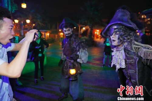 上海迪士尼乐园宝藏湾的“幽灵海盗们”随时出现在游客的身边。　殷立勤 摄