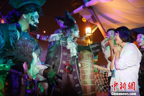 上海迪士尼乐园宝藏湾的“幽灵海盗们”随时出现在游客的身边。 殷立勤 摄 上海迪士尼乐园宝藏湾的“幽灵海盗们”随时出现在游客的身边。 殷立勤 摄