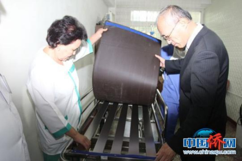 中国驻吉尔吉斯斯坦奥什总领事馆总领事宋利群(右)了解赠送奥什州医院医疗器械的使用情况。　陶拴科 摄