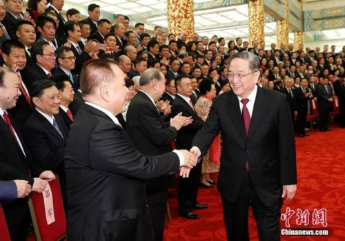 中共中央政治局常委、全国政协主席俞正声会见全体代表。