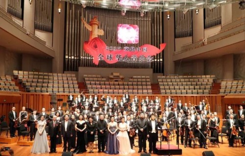 国侨办主任裘援平(一排中)与乐团成员合影。<a target='_blank' href='http://www.chinanews.com/'>中新社</a>记者 张宇 摄 国侨办主任裘援平(一排中)与乐团成员合影。<a target='_blank' href='http://www.chinanews.com/'>中新社</a>记者 张宇 摄