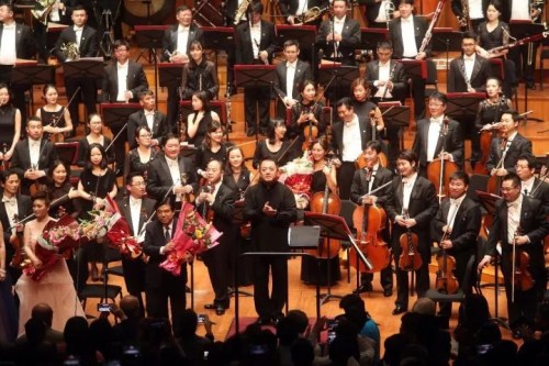 演出结束后,吕嘉(中)向观众鼓掌致谢。<a target='_blank' href='http://www.chinanews.com/'>中新社</a>记者 张宇 摄 演出结束后,吕嘉(中)向观众鼓掌致谢。<a target='_blank' href='http://www.chinanews.com/'>中新社</a>记者 张宇 摄