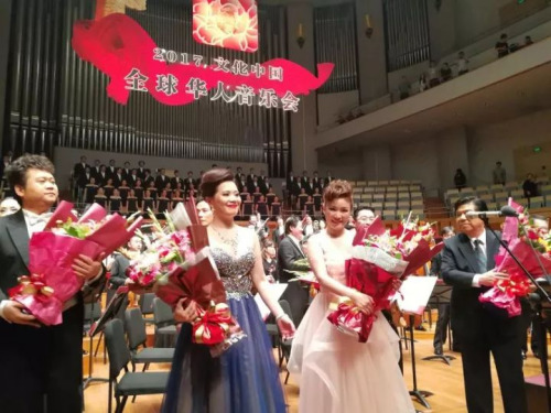 音乐家们手捧观众献上的鲜花。现场侨胞供图 音乐家们手捧观众献上的鲜花。现场侨胞供图