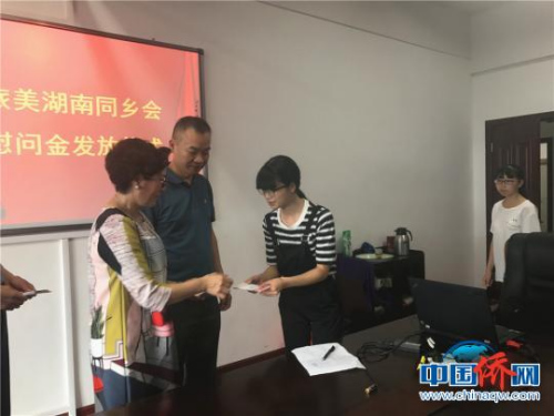 旅美湖南同乡会赴湖南安全职业技术学院展开助学。 刘着之 摄 旅美湖南同乡会赴湖南安全职业技术学院展开助学。 刘着之 摄
