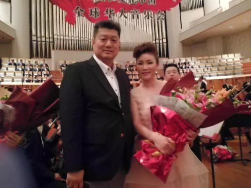 侨胞观众与音乐家合影。现场侨胞供图 侨胞观众与音乐家合影。现场侨胞供图