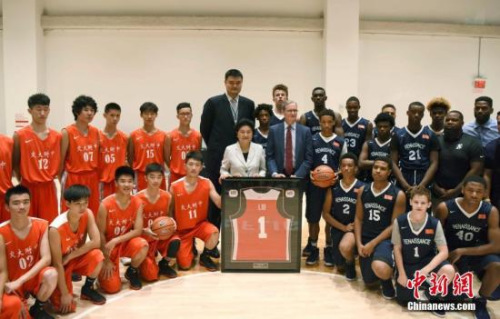 当地时间9月25日,中国国务院副总理刘延东在Nike纽约总部观看中美中学生男篮友谊赛,并与双方球员合影留念。<a target='_blank' href='http://www.chinanews.com/'>中新社</a>记者 刁海洋 摄 当地时间9月25日,中国国务院副总理刘延东在Nike纽约总部观看中美中学生男篮友谊赛,并与双方球员合影留念。<a target='_blank' href='http://www.chinanews.com/'>中新社</a>记者 刁海洋 摄