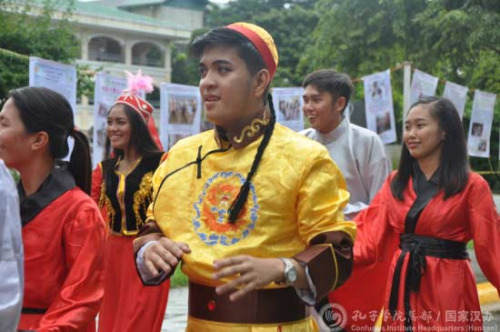 身着民族服饰的菲律宾男孩。(国家汉办网站图片) 身着民族服饰的菲律宾男孩。(国家汉办网站图片)