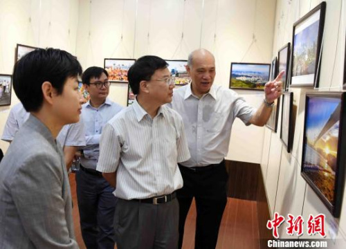 此次展览共展出近120幅展示香港多姿多彩的城市面貌、美景、美食以及未来发展蓝图的摄影作品,吸引观展闽港嘉宾的目光。 记者刘可耕 摄 此次展览共展出近120幅展示香港多姿多彩的城市面貌、美景、美食以及未来发展蓝图的摄影作品,吸引观展闽港嘉宾的目光。 记者刘可耕 摄