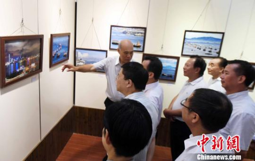 此次展览共展出近120幅展示香港多姿多彩的城市面貌、美景、美食以及未来发展蓝图的摄影作品,吸引观展闽港嘉宾的目光。 记者刘可耕 摄 此次展览共展出近120幅展示香港多姿多彩的城市面貌、美景、美食以及未来发展蓝图的摄影作品,吸引观展闽港嘉宾的目光。 记者刘可耕 摄