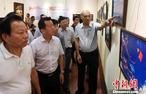 庆祝香港回归祖国二十周年摄影作品展,吸引观展闽港嘉宾的目光。 记者刘可耕 摄 庆祝香港回归祖国二十周年摄影作品展,吸引观展闽港嘉宾的目光。 记者刘可耕 摄