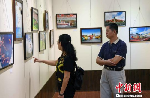 庆祝香港回归祖国二十周年摄影作品展,吸引观众眼球。 记者刘可耕 摄 庆祝香港回归祖国二十周年摄影作品展,吸引观众眼球。 记者刘可耕 摄