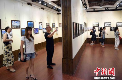 庆祝香港回归祖国二十周年摄影作品展在福州三坊七巷福建省华侨文化展示中心开幕。　记者刘可耕　摄