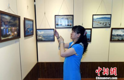 庆祝香港回归祖国二十周年摄影作品展吸睛。 记者刘可耕 摄 庆祝香港回归祖国二十周年摄影作品展吸睛。 记者刘可耕 摄