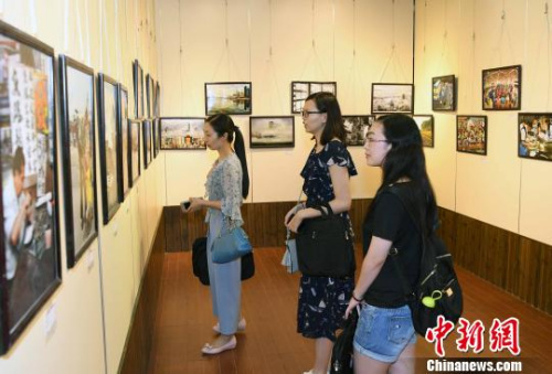 庆祝香港回归祖国二十周年摄影作品展，吸引观众眼球。　记者刘可耕　摄