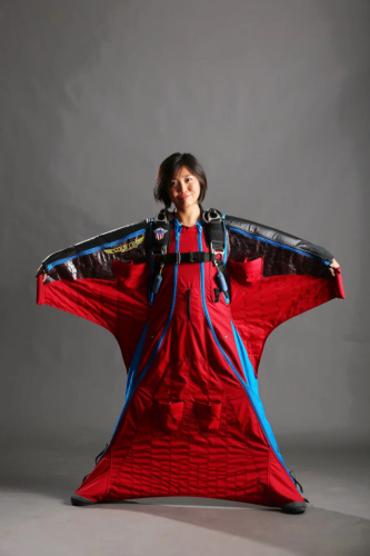 于音展示高空飞行用翼装。(美国《世界日报》/于音提供) 于音展示高空飞行用翼装。(美国《世界日报》/于音提供)