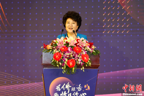国务院侨办主任裘援平在专题活动开幕式上致辞。 国务院侨办主任裘援平在专题活动开幕式上致辞。