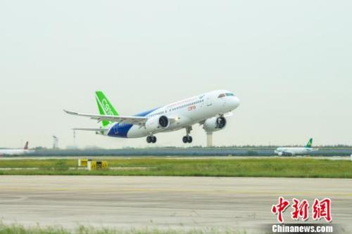 9月28日上午,C919大型客机10101架机在上海浦东机场完成一架次检飞任务。 中国商飞公司 摄 9月28日上午,C919大型客机10101架机在上海浦东机场完成一架次检飞任务。 中国商飞公司 摄