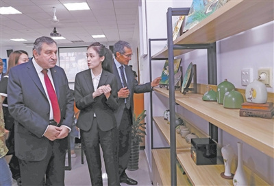 来自斯洛文尼亚、埃及、吉尔吉斯坦的前政要们在温州商学院艺术设计学院参观。 陈翔 摄