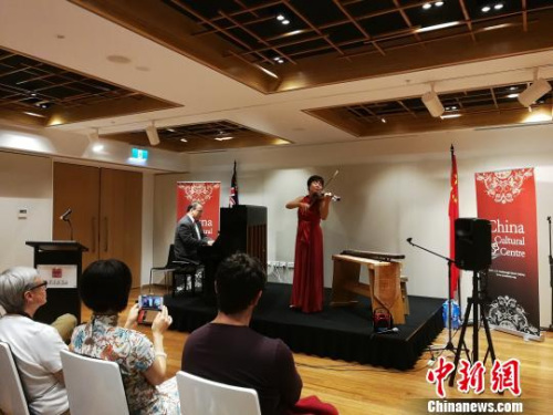 小提琴家夏冰女士演奏《梁祝》。 林丹 摄 小提琴家夏冰女士演奏《梁祝》。 林丹 摄