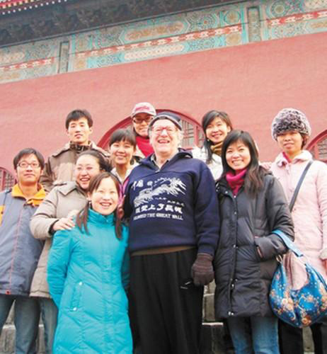 2006年12月,马克林教授和北外的学生们参观北京鼓楼。资料图片 2006年12月,马克林教授和北外的学生们参观北京鼓楼。资料图片