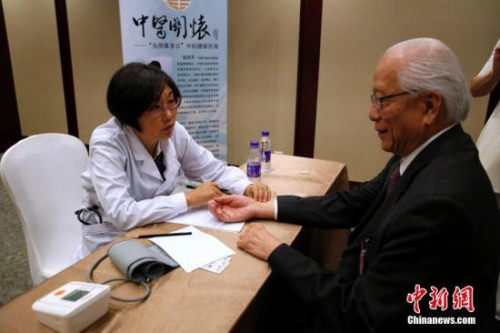 图为海外侨胞接受中医诊疗。<a target='_blank' href='http://www.chinanews.com/'>中新社</a>记者 李慧思 摄 图为海外侨胞接受中医诊疗。<a target='_blank' href='http://www.chinanews.com/'>中新社</a>记者 李慧思 摄