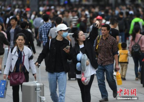9月30日,全国多地迎来国庆假期客流高峰。图为重庆旅客在火车站广场上玩自拍。 <a target='_blank' href='http://www.chinanews.com/'>中新社</a>记者 陈超 摄 9月30日,全国多地迎来国庆假期客流高峰。图为重庆旅客在火车站广场上玩自拍。 <a target='_blank' href='http://www.chinanews.com/'>中新社</a>记者 陈超 摄
