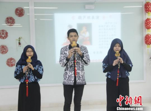 图为印尼学生演奏葫芦丝。 林永传 摄 图为印尼学生演奏葫芦丝。 林永传 摄