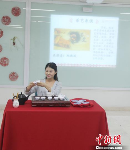 图为中国茶艺表演。 林永传 摄 图为中国茶艺表演。 林永传 摄