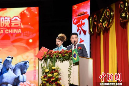 图为巴西华人协会秘书长张立群(右)和唐韵艺术团团长林筠主持晚会。　莫成雄 摄