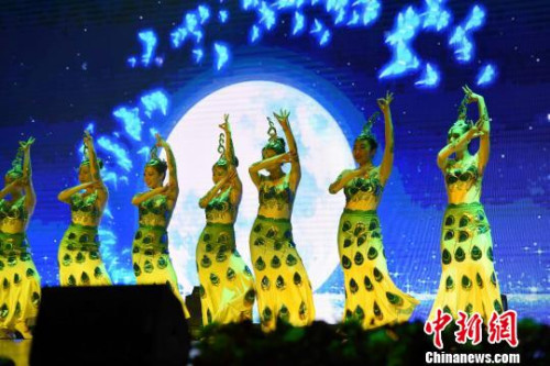图为唐韵艺术团表演舞蹈《碧波孔雀》。　莫成雄 摄