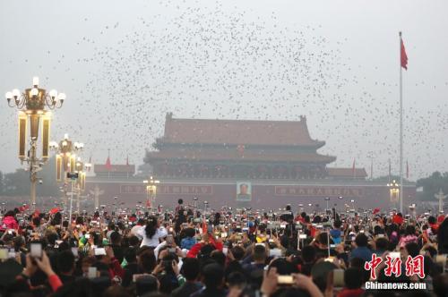 10月1日，民众在北京天安门广场观看国庆升旗仪式。<a target='_blank' href='http://www.chinanews.com/'>中新社</a>记者 盛佳鹏 摄