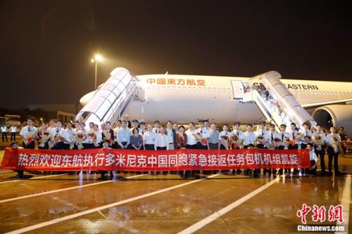 载有161名中方人员的东航MU599航班平安降落在虹桥国际机场。 殷立勤 摄 载有161名中方人员的东航MU599航班平安降落在虹桥国际机场。 殷立勤 摄