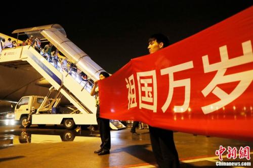 载有161名中方人员的东航MU599航班平安降落在虹桥国际机场。 殷立勤 摄 载有161名中方人员的东航MU599航班平安降落在虹桥国际机场。 殷立勤 摄