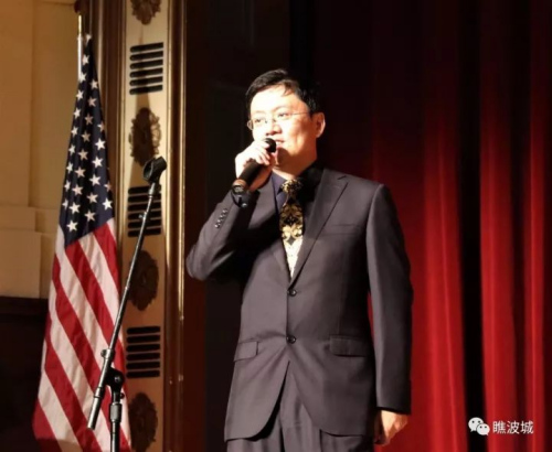 艺术团团长、国侨办宣传司副司长刘为杰讲话。(美国侨报) 艺术团团长、国侨办宣传司副司长刘为杰讲话。(美国侨报)