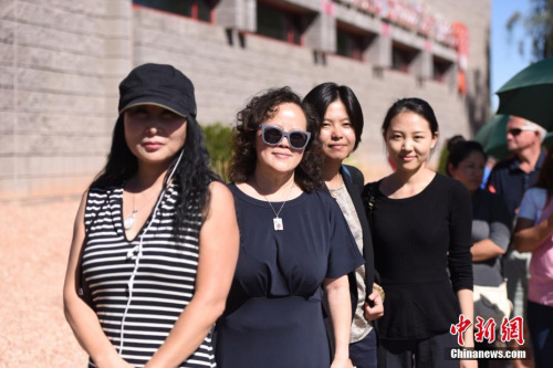 当地时间10月1日晚,美国西部旅游胜地拉斯维加斯爆发“独狼式攻击”,一名枪手在曼德勒海湾酒店高层向正在参加露天音乐会的人群扫射,截至当地时间10月2日中午已造成50多人死亡,500多人受伤。2日,很多拉斯维加斯当地华人前往血液中心,为在枪击事件中受伤的人们献血。人们还带来很多食物和水,送给献血者和志愿者。 <a target='_blank' href='http://www.chinanews.com/'>中新社</a>记者 张朔 摄 当地时间10月1日晚,美国西部旅游胜地拉斯维加斯爆发“独狼式攻击”,一名枪手在曼德勒海湾酒店高层向正在参加露天音乐会的人群扫射,截至当地时间10月2日中午已造成50多人死亡,500多人受伤。2日,很多拉斯维加斯当地华人前往血液中心,为在枪击事件中受伤的人们献血。人们还带来很多食物和水,送给献血者和志愿者。 <a target='_blank' href='http://www.chinanews.com/'>中新社</a>记者 张朔 摄