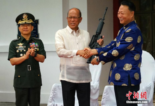 图为中国驻菲大使赵鉴华向(右)菲国防部长洛伦扎纳(中)和武装部队总参谋长阿诺移交反恐枪支。 关向东 摄 图为中国驻菲大使赵鉴华向(右)菲国防部长洛伦扎纳(中)和武装部队总参谋长阿诺移交反恐枪支。 关向东 摄