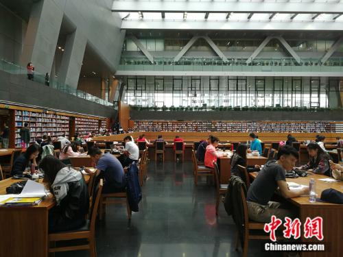 十一黄金周期间,不少人选择在图书馆度过难得的休闲时光。图为假期期间国家图书馆里的阅读者。<a target='_blank' href='http://www.chinanews.com/' >中新网</a>记者 张尼 摄 十一黄金周期间,不少人选择在图书馆度过难得的休闲时光。图为假期期间国家图书馆里的阅读者。<a target='_blank' href='http://www.chinanews.com/' >中新网</a>记者 张尼 摄