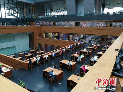 图为假期期间国家图书馆里的阅读者。<a target='_blank' href='http://www.chinanews.com/' >中新网</a>记者 张尼 摄