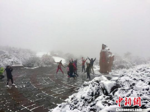 游客在如水墨画的风景里欢跳。　甄梅　摄