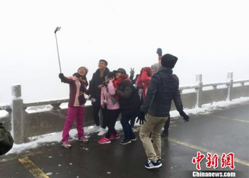 游客在景区玩起自拍。 甄梅 摄 游客在景区玩起自拍。 甄梅 摄