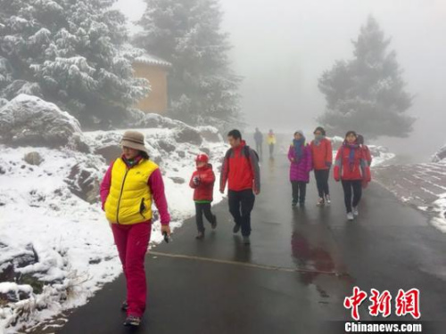 雪天依然难挡游人的脚步，大批游客来到天山天池景区游览赏雪景。　甄梅　摄