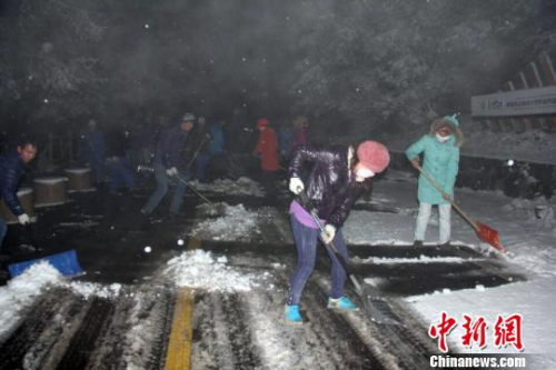 天山天池景区为保游客出行畅通,组织环卫人员进行清扫作业。 祁颜超 摄 天山天池景区为保游客出行畅通,组织环卫人员进行清扫作业。 祁颜超 摄