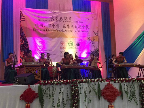 东华大学民乐团带来精彩表演。 东华大学民乐团带来精彩表演。