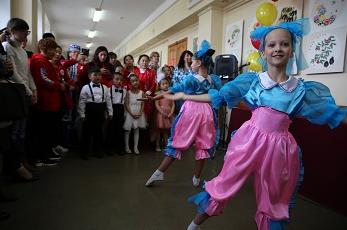 俄罗斯孩子在开幕式上带来文艺表演。