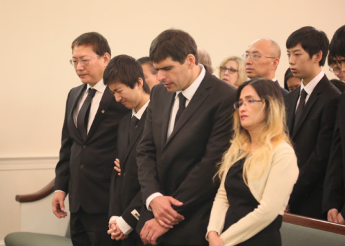 刘美芸悲痛的父亲刘志强(左起)、哥哥刘心诚和妈妈罗丽玲(右)。(美国《世界日报》/张蕙燕 摄) 刘美芸悲痛的父亲刘志强(左起)、哥哥刘心诚和妈妈罗丽玲(右)。(美国《世界日报》/张蕙燕 摄)